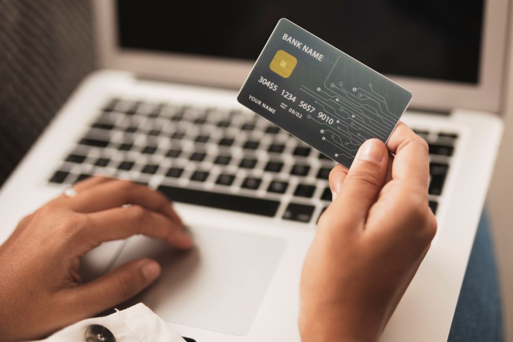 Perbedaan kartu debit dan kredit